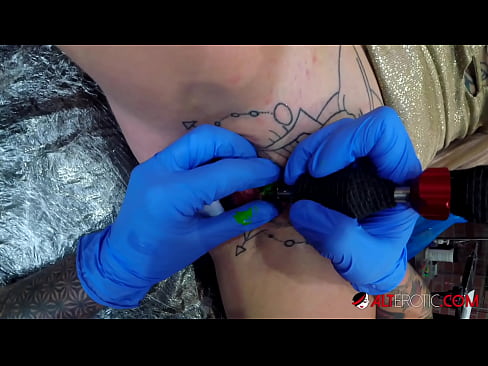 ❤️ Estremamente tatuato hottie Sully Savage ottenuto un tatuaggio sul suo clitoride ☑ Porno fatto in casa al it.sexarxiv.ru ❌️❤